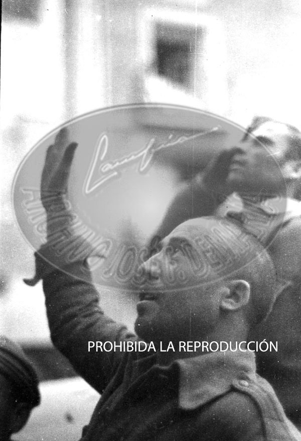 Franco con Yague entra en el recien conquistado Belchite