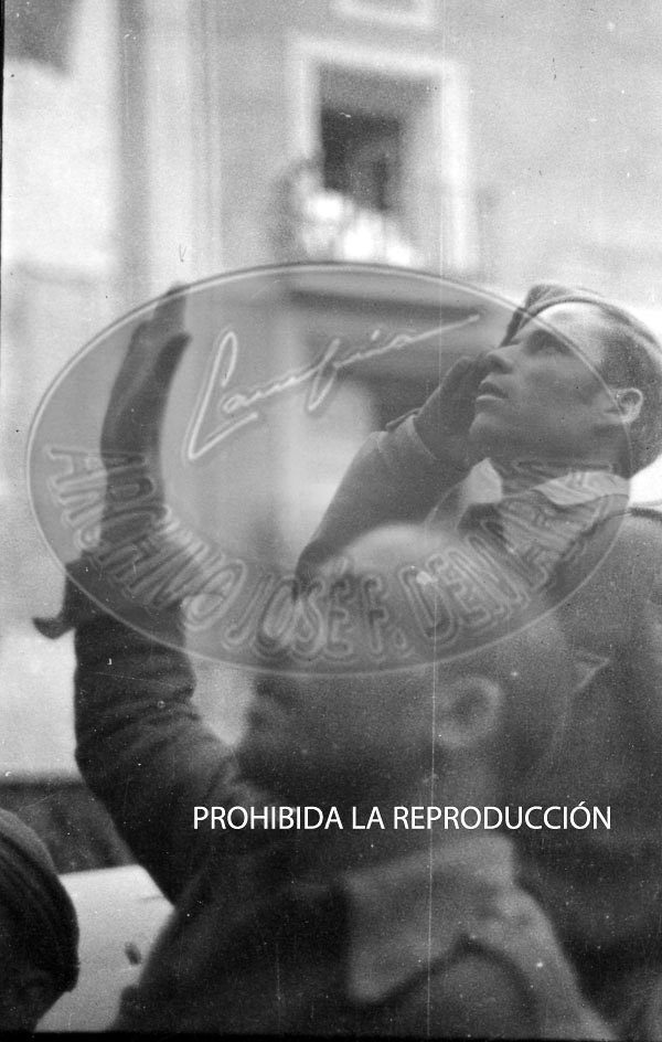 Franco con Yague entra en el recien conquistado Belchite