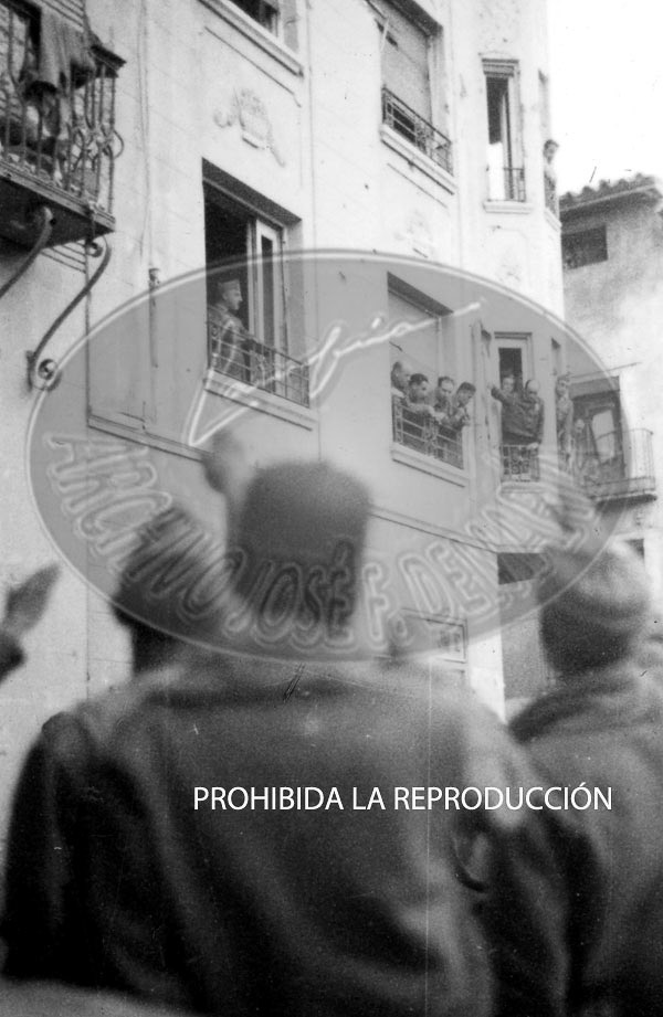 Franco con Yague entra en el recien conquistado Belchite
