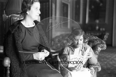 La familia Franco en su casa