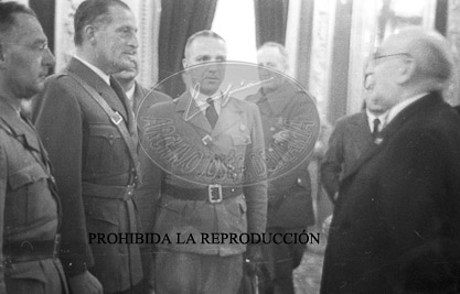 Pamplona, imposición de condecoraciones y visita al hospital