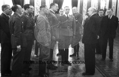 Pamplona, imposición de condecoraciones y visita al hospital