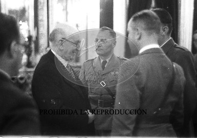 Pamplona, imposición de condecoraciones y visita al hospital
