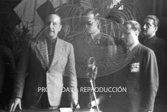 El teniente Ojinaga recibe el titulo de Ingeniero