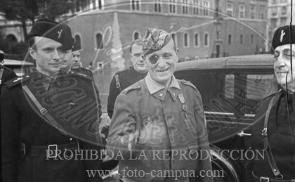 Musolini preside el desfile en honor a los combatientes
