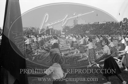 Concentracion de la Falange y de la OJE en Sevilla, 1938. Campamento 29 de Octubre
