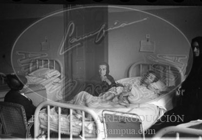 Hospital de Zaragoza. Imposicion de brazaletes a las enfermeras