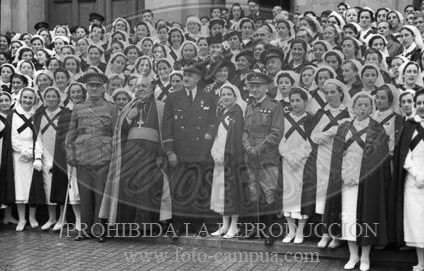 Hospital de Zaragoza. Imposicion de brazaletes a las enfermeras