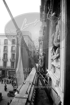 Toma de Barcelona. Los Nacionales en el Palacio San Jorge. Imagenes del puerto