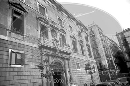 Toma de Barcelona. Los Nacionales en el Palacio San Jorge. Imagenes del puerto
