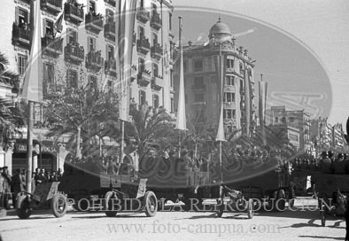 Desfile en Barcelona tras la toma de la ciudad