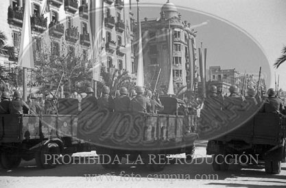 Desfile en Barcelona tras la toma de la ciudad