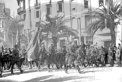 Desfile en Barcelona tras la toma de la ciudad