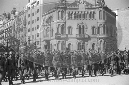 Desfile en Barcelona tras la toma de la ciudad