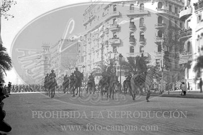 Desfile en Barcelona tras la toma de la ciudad