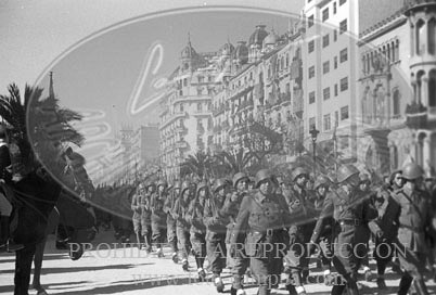 Desfile en Barcelona tras la toma de la ciudad