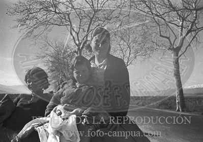 Milicianos y refugiados en la frontera con Francia