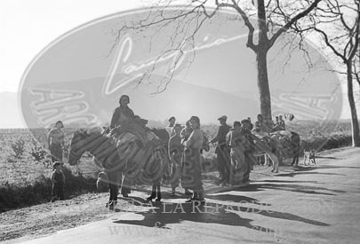Milicianos y refugiados en la frontera con Francia