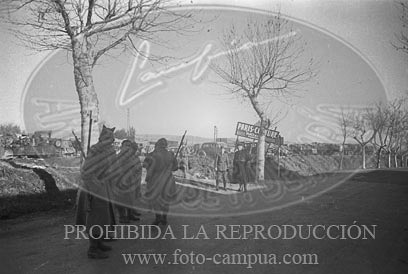 Milicianos y refugiados en la frontera con Francia