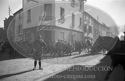 Milicianos y refugiados en Perpignan