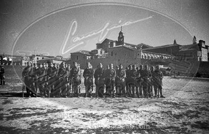 Ejercicios de tiro en la Academia Alfereces Provisionales de Avila