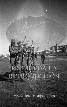 Ejercicios de tiro en la Academia Alfereces Provisionales de Avila