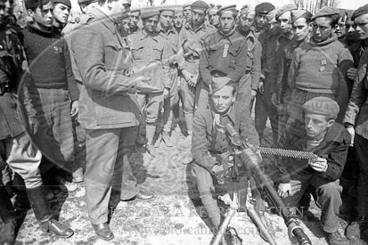 Ejercicios de tiro en la Academia Alfereces Provisionales de Avila