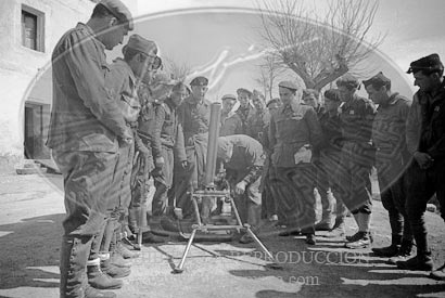 Ejercicios de tiro en la Academia Alfereces Provisionales de Avila