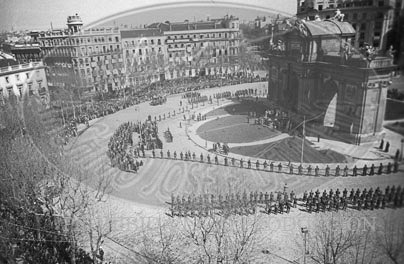Misa por la victoria en la Puerta de Alcalá de Madrid