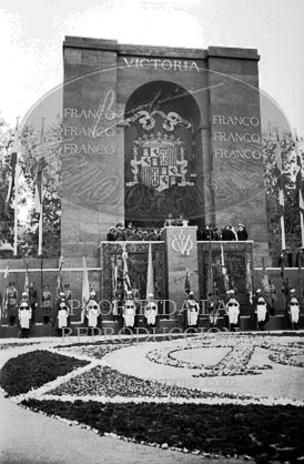 Imposicion de la Laureada a Franco