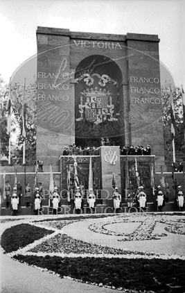 Imposicion de la Laureada a Franco