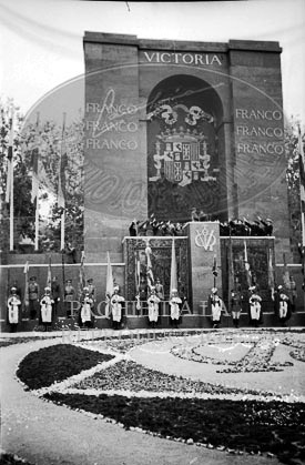 Imposicion de la Laureada a Franco