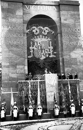 Imposicion de la Laureada a Franco