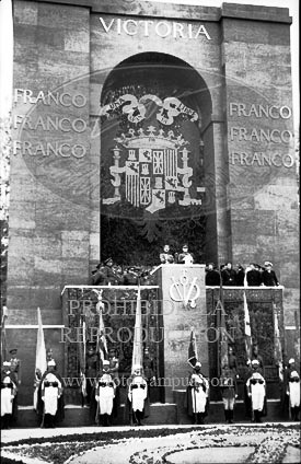 Imposicion de la Laureada a Franco