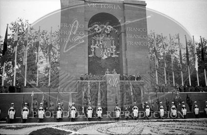 Imposicion de la Laureada a Franco
