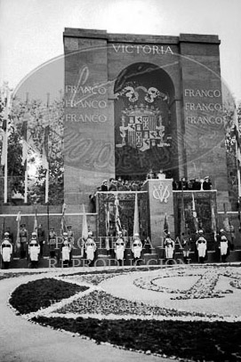 Imposicion de la Laureada a Franco