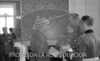 Imposición de condecoraciones alemanas