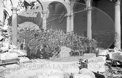 Actos en honor de los defensores del Alcazar de Toledo, presididos por el general García Valiño