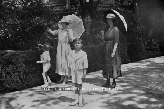 La Reina Victoria con los infantes D. Juan y D. Jaime en Sevilla