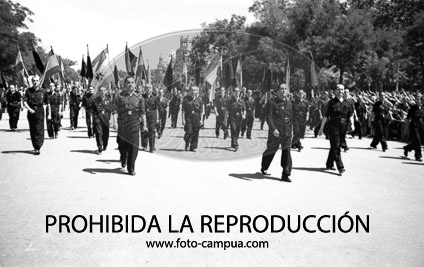 Desfile primer aniversario de la liberación de Madrid