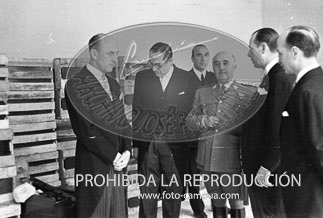 Franco recibe a los empresarios del cava catalán que le obsequian con una muestra de sus productos. 4 de junio 1948