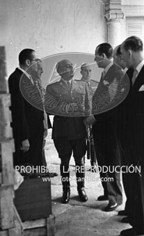Franco recibe a los empresarios del cava catalán que le obsequian con una muestra de sus productos. 4 de junio 1948