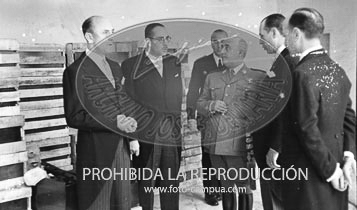 Franco recibe a los empresarios del cava catalán que le obsequian con una muestra de sus productos. 4 de junio 1948