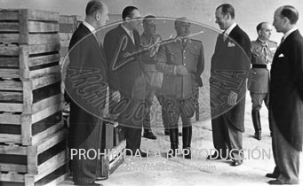 Franco recibe a los empresarios del cava catalán que le obsequian con una muestra de sus productos. 4 de junio 1948