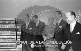 Franco recibe a los empresarios del cava catalán que le obsequian con una muestra de sus productos. 4 de junio 1948