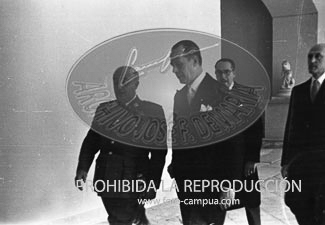 Franco recibe a los empresarios del cava catalán que le obsequian con una muestra de sus productos. 4 de junio 1948