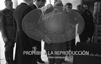 Franco recibe a los empresarios del cava catalán que le obsequian con una muestra de sus productos. 4 de junio 1948
