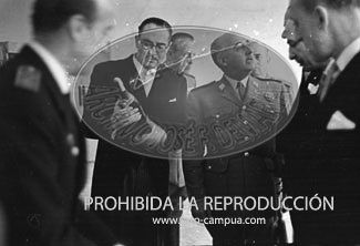 Franco recibe a los empresarios del cava catalán que le obsequian con una muestra de sus productos. 4 de junio 1948