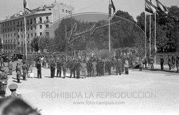 Franco inaugura la prolongación de la Gran Via
