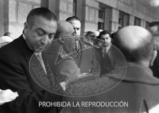 Perico Chicote sirviendo un cocktail en la inauguración de un hospital en febrero de 1949